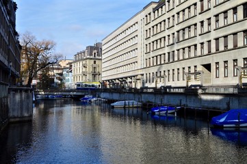 Winter in der Stadt Zürich, im Schanzengraben mit Booten
