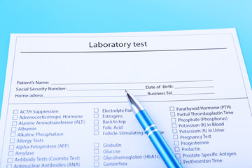 Obraz premium Laboratory test list with pen on blue background, close up