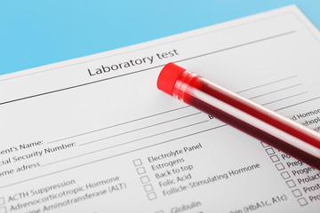Obraz premium Blood in test tubes and investigation form on the table