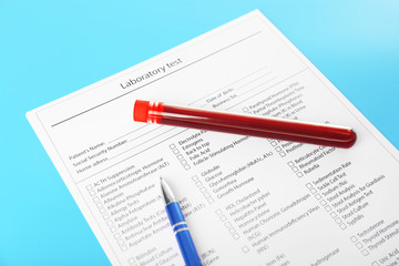 Obraz premium Blood in test tubes, pen and investigation form on the table