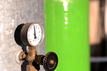 Gas Manometer im Keller eines Wohnhauses