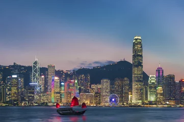 Foto op Plexiglas Hong-Kong Panorama van Victoria Harbour in Hong Kong in de schemering