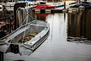 Fototapeta na wymiar NETHERLANDS, AMSTERDAM - OKTOMBER 24, 2015: Channel with parking boat in Amsterdam.