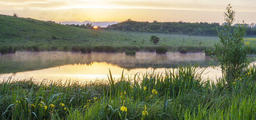 liliowe jezioro wśród wiosennych pól  © Mike Mareen