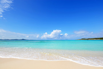 沖縄の美しいビーチと爽やかな空