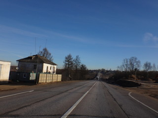 Трасса ранней весной в солнечный день