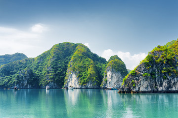 Fototapeta na wymiar Beautiful azure water of lagoon. The Ha Long Bay, Vietnam
