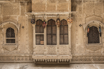 vecchia finestra con maschere in India