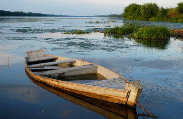 Obraz premium The flooded wooden boat