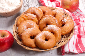 beignets aux pommes