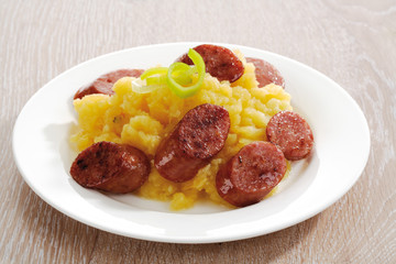 Gehacktem Schweinefleisch Wurst mit Steckrübe Gemüse auf Platt