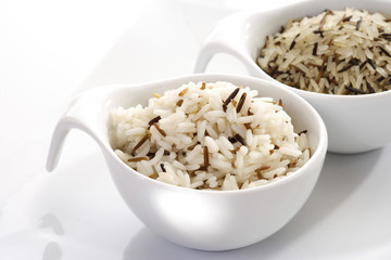 Arten von Reis in Schalen, roh und gekocht
