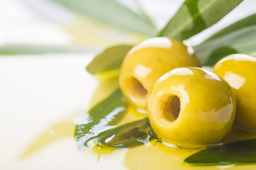 Aceitunas sin hueso rellenas de anchoa sobre aceite de oliva virgen extra y aderezadas con hierbas...