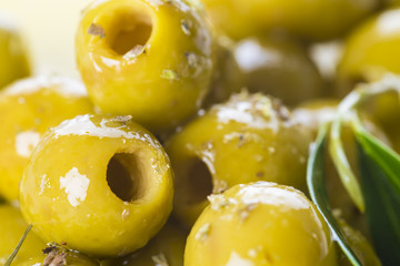 Aceitunas sin hueso rellenas de anchoa sobre aceite de oliva virgen extra y aderezadas con hierbas y condimentos 