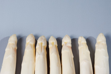 Weisser Spargel, grauer Untergrund, Textfreiraum