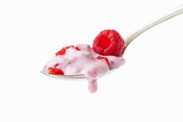 Esslöffel mit Himbeerjoghurt und Himbeere