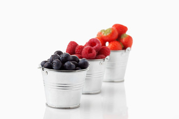 Drei Zinkeimerchen mit Blaubeeren, Erdbeeren, Himbeeren