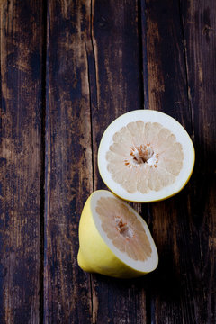Pomelo, Grapefruit-Pampelmuse, halbiert, H&auml;lfte, halbe, dunkler