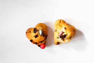 Schokoladen-Muffins in Herzform mit Süßigkeiten