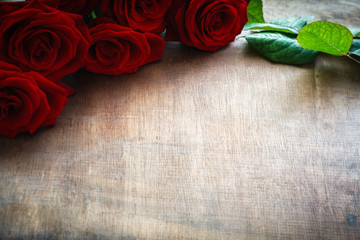 Studio, Rote Rosen auf Holzuntergrund