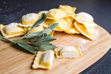 Frische Trüffel Ravioli mit Salbei