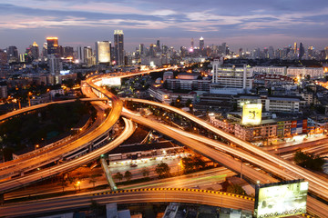 Fototapeta na wymiar Bangkok, Thailand - Jan 16, 2016 : Bangkok skyline with city bef