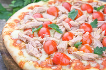 Tuna and and fresh cherry tomatoes pizza