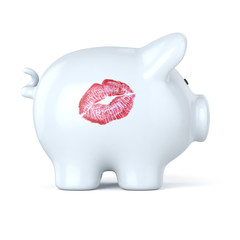 Sparschwein mit einem Lippenstiftabdruck freigestellt auf weissem Hintergrund