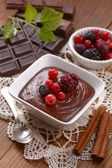 mousse al cioccolato con frutti di bosco