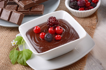 mousse al cioccolato con frutti di bosco
