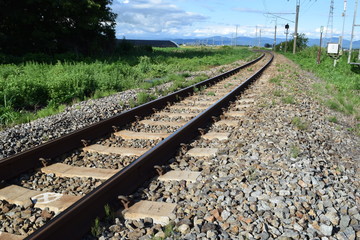 羽越本線の線路（単線）／山形県の庄内地方で、羽越本線の線路（単線）を撮影したローカルイメージの写真です。