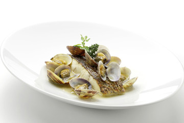 Croaker fillet braised with clams and broth of smoked the