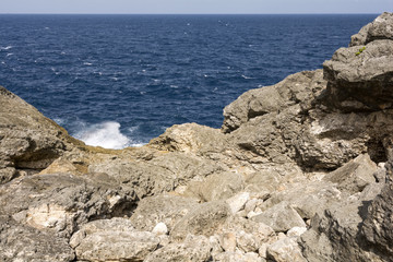 Fototapeta na wymiar 残波岬の岩と海