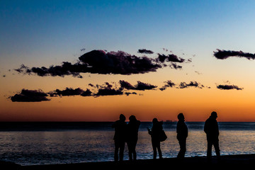 persone sulla spiaggia al tramonto-people on the beach with sunset