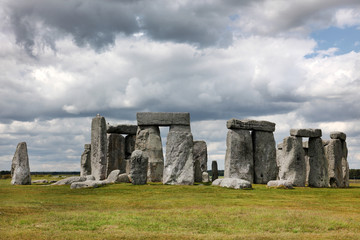 Naklejka premium Stonehenge historic site on green grass under blue sky. Stonehen