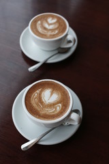 Две чашки кофе на столе