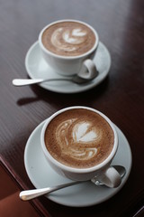 Две чашки кофе на столе