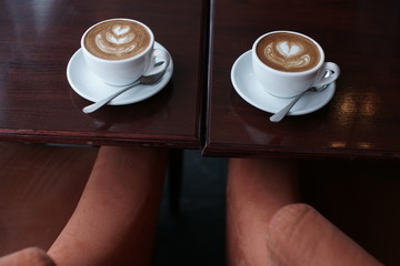 Две чашки кофе на столе