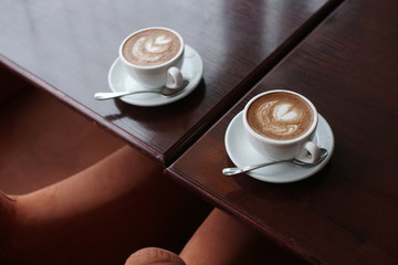 Две чашки кофе на столе