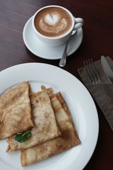 Блины с начинкой и кофе на столе