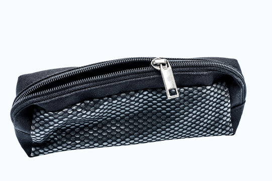 trousse d&eacute;tour&eacute;e sur fond blanc