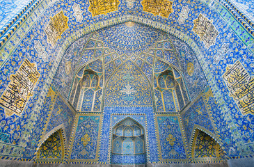 Fototapeta na wymiar Gateway with facade of persian style in Iran.