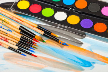 Obraz premium Brushes, paints, pencils for drawing 