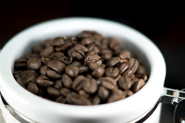 Kaffeedose voller Bohnen