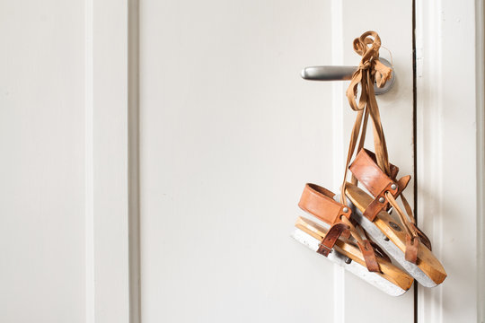 Houten schaatsen hangende aan een deurklink