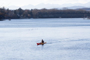 Naklejka premium ragazzo in canoa su fiume