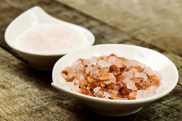 Fototapeta na wymiar pink himalayan salt over wood background