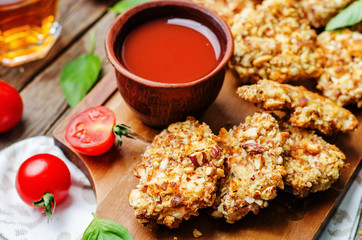 almond crusted chicken tenders with tomato sauce
