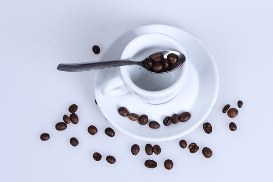 Caffè,francese tradizionale premere la macchinetta del caffè e piccola  tazza bianca con un cucchiaio d'argento,cioccolato e biscotti Foto stock -  Alamy