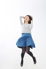 ジャンプ・若い女性